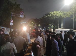 Sempat Bakar Ban, Massa Mahasiswa Aksi di Depan Istana Bubar