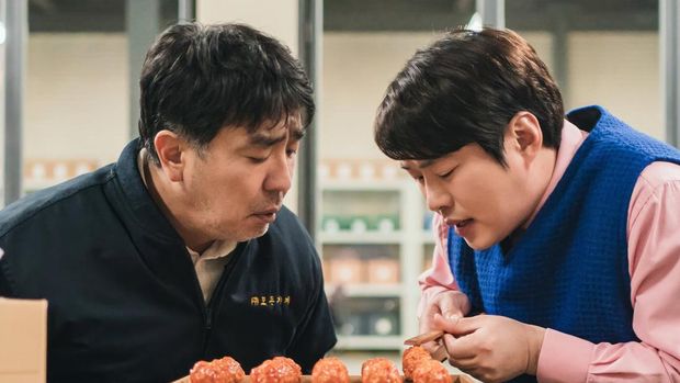 Drama Korea Chicken Nugget (2024) Ryu Seung-ryeong dan Ahn Jae-hong dalam drama Korea Chicken Nugget (2024). (Netflix)