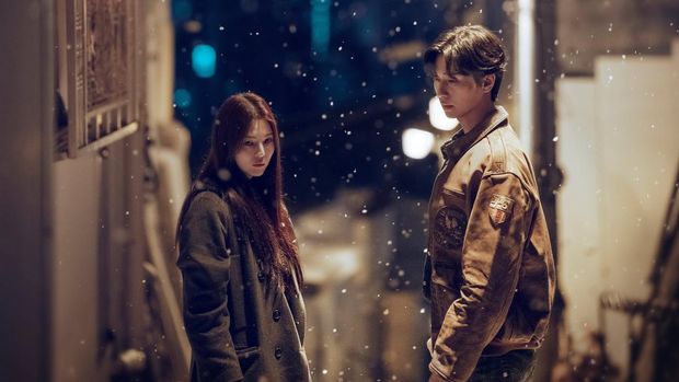 Drama Korea Gyeongseong Creature 2 (2024) Han So-hee dan Park Seo-jun dalam Gyeongseong Creature 2 (2024). (Netflix)