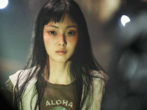 Jeon So-nee sebagai Jung So-in dalam drama Korea Parasyte: The Grey (2024). (Netflix)