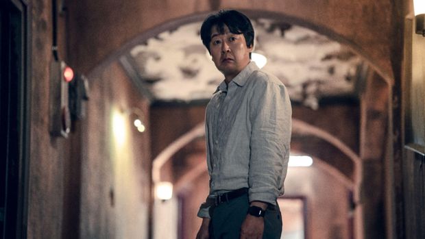 Drama Korea The Frog (2024) Kim Yun-seok sebagai Jeon Yeong-ha dalam drama Korea The Frog (2024). (Netflix)
