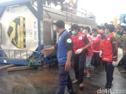 Truk Tangki Ugal-ugalan Terguling Timpa Pemotor di Kebumen, 1 Orang Tewas
