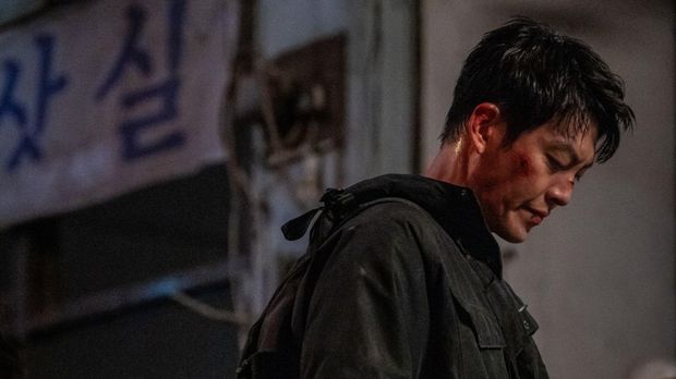 Film Korea Office Black Belt (2024) Kim Woo-bin sebagai Lee Jung-do dalam film Korea Office Black Belt (2024). (Netflix)