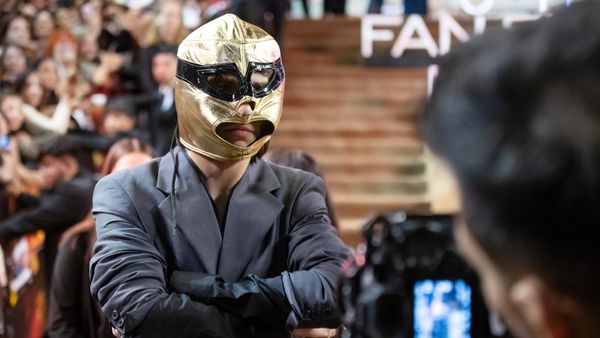 Foto: Gaya Nyentrik Timothee Chalamet Bertopeng Emas di Premier Dune 2