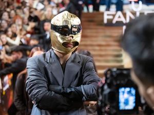 Foto: Gaya Nyentrik Timothee Chalamet Bertopeng Emas di Premier Dune 2 Foto: Gaya Nyentrik Timothee Chalamet Bertopeng Emas di Premier Dune 2