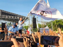 Momen Gibran Ambil lalu Kibarkan Bendera Projo saat Kampanye di Sumut