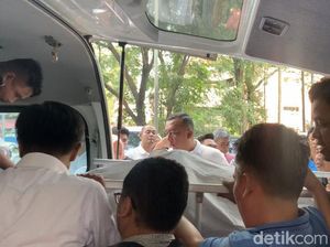 Isak Tangis Keluarga Pecah saat Jenazah Baskami Ginting Dibawa ke Rumah Duka