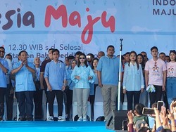 Kaesang Berbaju Pink Saat Hadiri Kampanye Akbar Prabowo-Gibran di Sumut