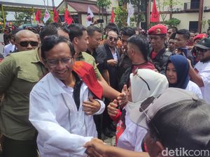 Mahfud Kritik Bansos Dibagikan di Tengah Jalan