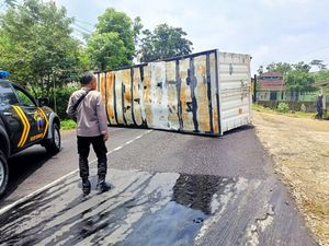 Truk Pengangkut Logistik Pemilu Terguling di Purwantoro Wonogiri