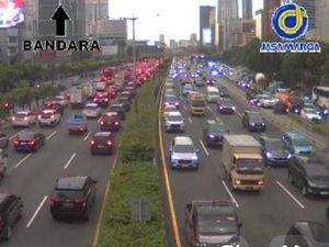 Jam Pulang Kerja Jelang Long Weekend, Lalin Tol di Jakarta Macet