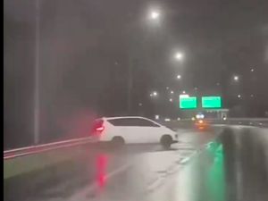 Ngeri! Kijang Innova Melintir Nyaris Terguling usai Menyalip di Tol Ngeri! Kijang Innova Melintir Nyaris Terguling usai Menyalip di Tol