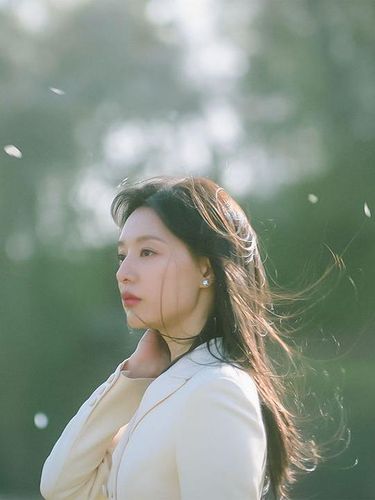 Kim Ji Won di Queen of Tears