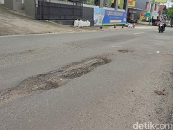 Waspada! Ada Lubang Panjang di Jalan RE Martadinata Ciamis