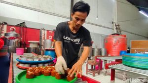 Kue Keranjang Kerucut Asal Cirebon Banjir Pesanan Jelang Imlek