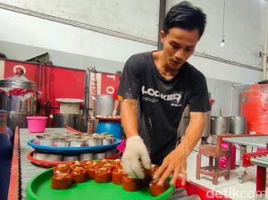 Kue Keranjang Kerucut Asal Cirebon Banjir Pesanan Jelang Imlek