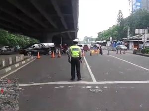 Polisi Alihkan Lalin di Kolong Layang Pasar Rebo Arah Jl TB Simatupang Polisi Alihkan Lalin di Kolong Layang Pasar Rebo Arah Jl TB Simatupang