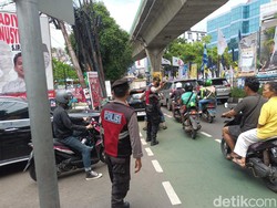 Anggota Polsek Mampang Atur Lalin Imbas Macet Parah di Tendean