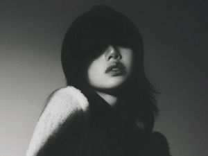 Lisa BLACKPINK Unggah Poster Coming Soon, Diduga Comeback dan Bikin Agensi