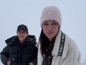 Dingin... Luna Maya dan Maxime Bouttier Asyik Main Salju