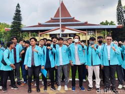 Mahasiswa UNS Gelar Aksi di Kampus, Desak Civitas Akademika Tentukan Sikap