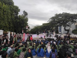 Massa Mahasiswa Gelar Aksi di Depan Istana
