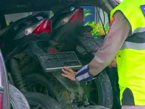 Agak Beda, Daihatsu Xenia Ketahuan Angkut 5 Motor: 3 di Kabin, 2 di Atap Agak Beda, Daihatsu Xenia Ketahuan Angkut 5 Motor: 3 di Kabin, 2 di Atap