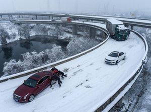 Mudik Imlek di Wuhan, Mobil Terjebak Salju-Stasiun Kereta Penuh Sesak Mudik Imlek di Wuhan, Mobil Terjebak Salju-Stasiun Kereta Penuh Sesak