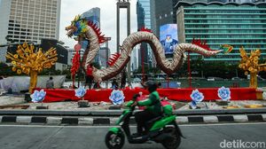 Penampakan Naga Raksasa Mejeng di Bundaran HI