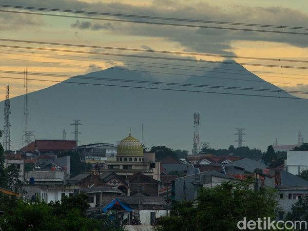 Pemandangan Gunung Salak dari Jembatan Ciliwung