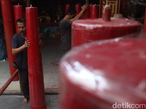 Melihat Pemasangan Lilin Imlek di Vihara Dharma Ramsi Bandung