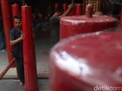 Melihat Pemasangan Lilin Imlek di Vihara Dharma Ramsi Bandung