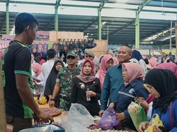Belanja di Pasar Rakyat, Bupati Kebumen Borong Handuk-Ayam Kampung