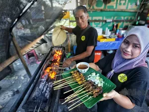 Penjual Sate Ini Tak Mau Naikkan Harga Sate, Alasannya Bikin Terharu! Penjual Sate Ini Tak Mau Naikkan Harga Sate, Alasannya Bikin Terharu!
