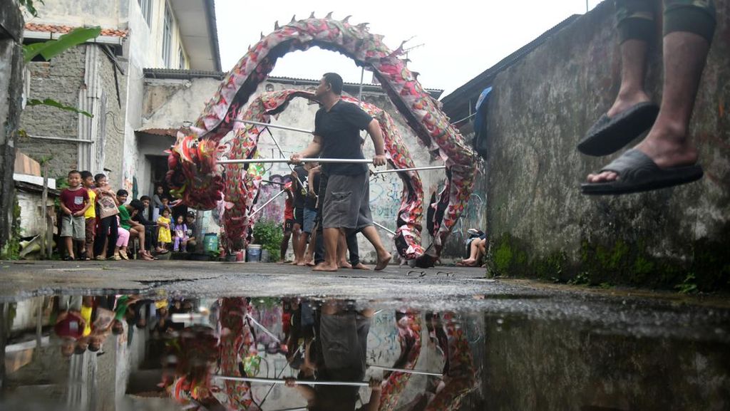 Melihat Latihan Grup Liong untuk Rayakan Imlek Melihat Latihan Grup Liong untuk Rayakan Imlek