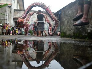 Melihat Latihan Grup Liong untuk Rayakan Imlek