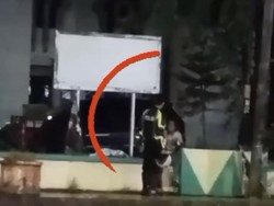 Detik-detik Horor Polantas di Pangkep Hajar Pengendara Pakai Helm