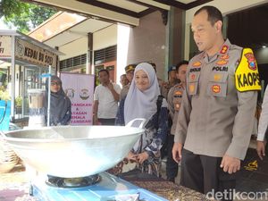 Polres Malang Kembali Salurkan Bantuan UMKM untuk Keluarga Korban Kanjuruhan Polres Malang Kembali Salurkan Bantuan UMKM untuk Keluarga Korban Kanjuruhan