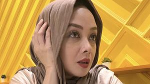 Pose Keren Terry Putri Saat Ngopi di Kafe hingga Makan Duren