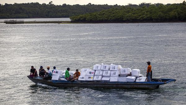 Potret Perjuangan Distribusi Logistik Pemilu ke Pulau Terluar