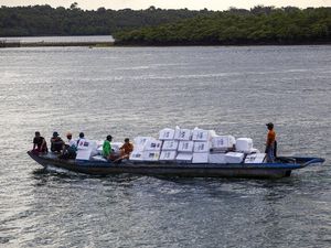 Potret Perjuangan Distribusi Logistik Pemilu ke Pulau Terluar Potret Perjuangan Distribusi Logistik Pemilu ke Pulau Terluar