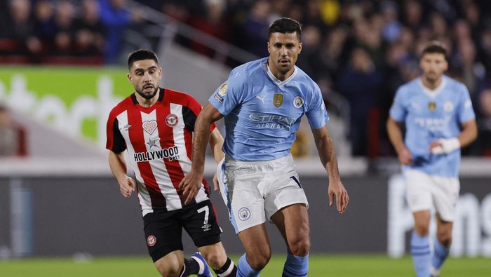 Rodri vs Brentford Soccer Football - Premier League - Brentford v Manchester City - Brentford Community Stadium, London, Britain - February 5, 2024 Manchester City's Rodri in action with Brentford's Neal Maupay Action Images via Reuters/Andrew Couldridge NO USE WITH UNAUTHORIZED AUDIO, VIDEO, DATA, FIXTURE LISTS, CLUB/LEAGUE LOGOS OR 'LIVE' SERVICES. ONLINE IN-MATCH USE LIMITED TO 45 IMAGES, NO VIDEO EMULATION. NO USE IN BETTING, GAMES OR SINGLE CLUB/LEAGUE/PLAYER PUBLICATIONS.