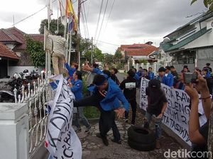 Sorot Honor KPPS Kota Tasikmalaya Rp 25 Ribu, Mahasiswa Geruduk KPU Sorot Honor KPPS Kota Tasikmalaya Rp 25 Ribu, Mahasiswa Geruduk KPU