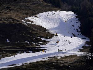 Serunya Warga Jerman Bermain Ski di Atas Salju Buatan Serunya Warga Jerman Bermain Ski di Atas Salju Buatan