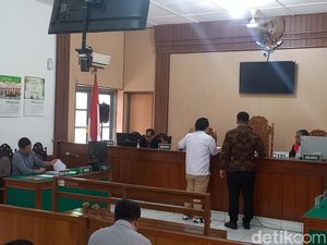 Sidang Perdana Gugatan Wanprestasi di PN Solo, Almas-Gibran Tidak Hadir Sidang Perdana Gugatan Wanprestasi di PN Solo, Almas-Gibran Tidak Hadir