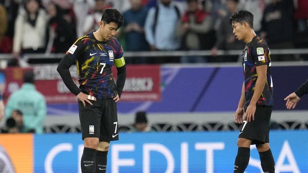 South Korea's Son Heung-min, left, and South Korea's Jeong Woo-yeong are dejected after the Asian Cup semifinal soccer match between South Korea and Jordan at Ahmad Bin Ali Stadium in Al Rayyan, Qatar, Tuesday, Feb. 6, 2024. Jordan won 2-0. (AP Photo/Aijaz Rahi)