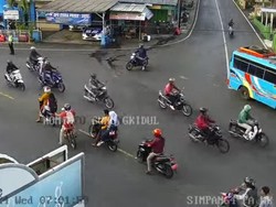 Jalan Jogja-Wonosari Pagi Ini Ramai, Jangan Menyalip di Tikungan!
