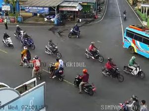 Jalan Jogja-Wonosari Pagi Ini Ramai, Jangan Menyalip di Tikungan! Jalan Jogja-Wonosari Pagi Ini Ramai, Jangan Menyalip di Tikungan!