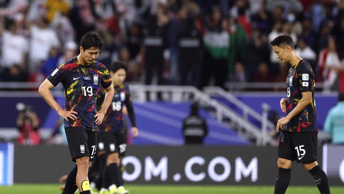 Soccer Football - AFC Asian Cup - Semi Final - Jordan v South Korea - Ahmed bin Ali Stadium, Al Rayyan, Qatar - February 6, 2024 South Koreas Kim Young-Gwon and Jung Seung-Hyun look dejected after being eliminated from the AFC Asian Cup REUTERS/Thaier Al-Sudani