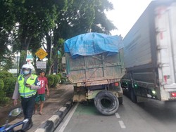 Truk Pecah Ban di Jl S Parman Jakbar, Lalin Arah Semanggi Macet